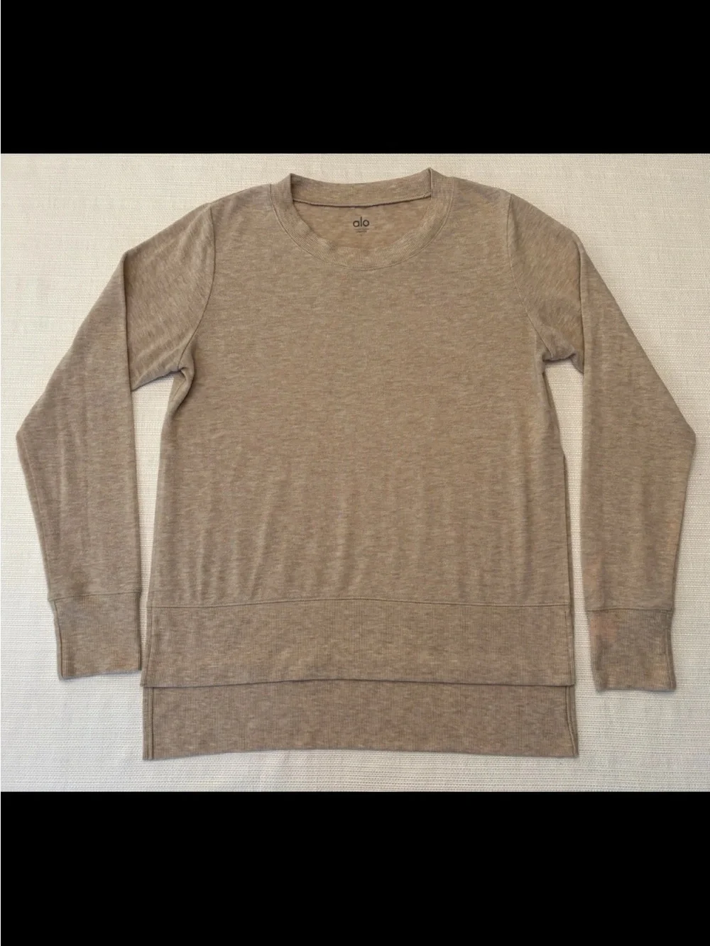 Alo Yoga Glimpse Women's S Beige Long Sleeve Side Slit Crew Neck Sweatshirt Top